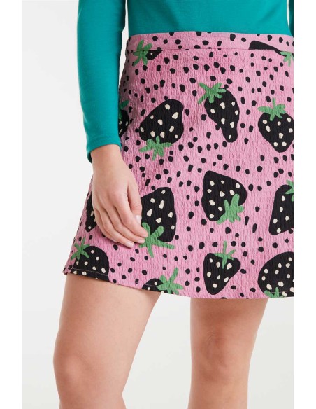 FALDA CORTA CON ESTAMPADO DE FRESAS.