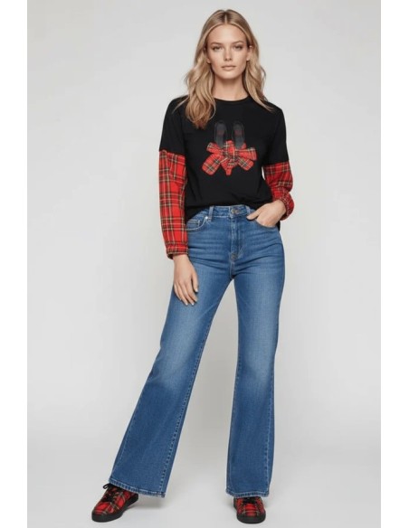 JERSEY CON CUADRO ESCOCES ROJO,BORDADO ZAPATILLAS.