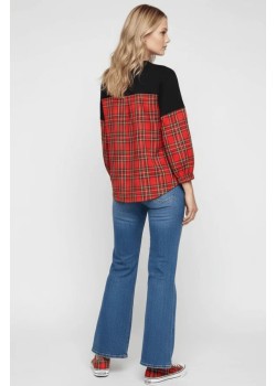 JERSEY CON CUADRO ESCOCES ROJO,BORDADO ZAPATILLAS. 2