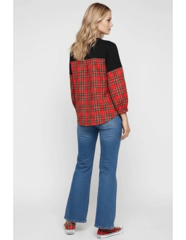 JERSEY CON CUADRO ESCOCES ROJO,BORDADO ZAPATILLAS.