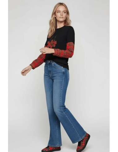 JERSEY CON CUADRO ESCOCES ROJO,BORDADO ZAPATILLAS.