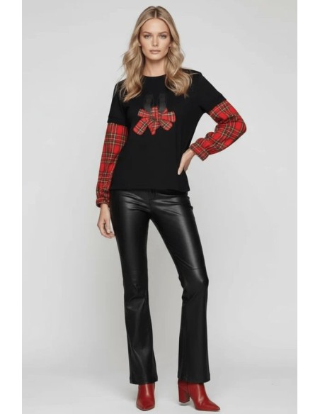 JERSEY CON CUADRO ESCOCES ROJO,BORDADO ZAPATILLAS.