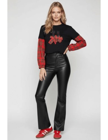 JERSEY CON CUADRO ESCOCES ROJO,BORDADO ZAPATILLAS.