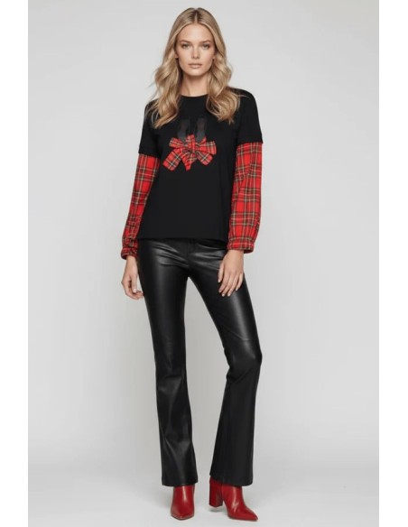 JERSEY CON CUADRO ESCOCES ROJO,BORDADO ZAPATILLAS.