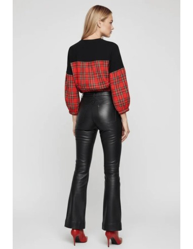 JERSEY CON CUADRO ESCOCES ROJO,BORDADO ZAPATILLAS.