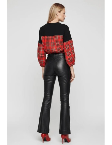 JERSEY CON CUADRO ESCOCES ROJO,BORDADO ZAPATILLAS.