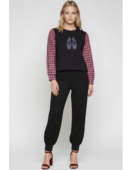 JERSEY SUDADERA CON BORDADO ZAPATILLAS Y MANGA DE CUADROS.