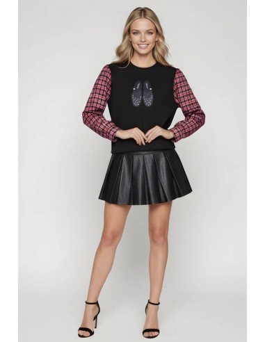 JERSEY SUDADERA CON BORDADO ZAPATILLAS Y MANGA DE CUADROS.