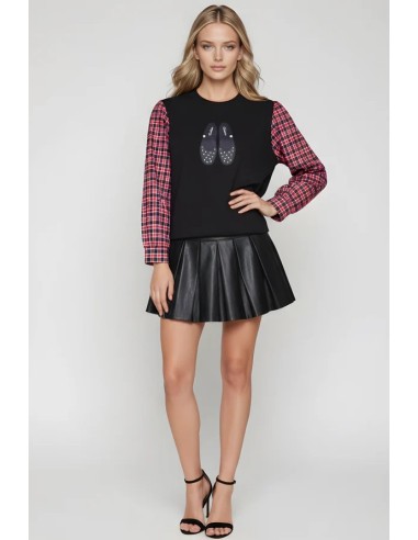 JERSEY SUDADERA CON BORDADO ZAPATILLAS Y MANGA DE CUADROS.