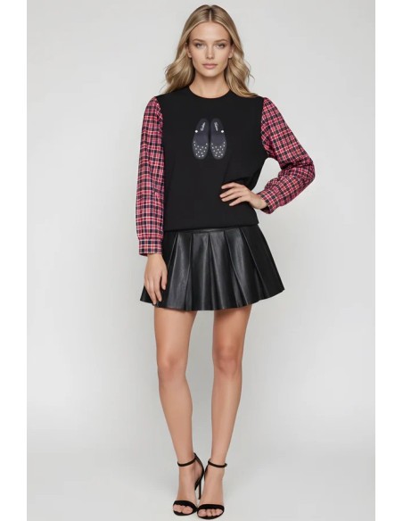 JERSEY SUDADERA CON BORDADO ZAPATILLAS Y MANGA DE CUADROS.