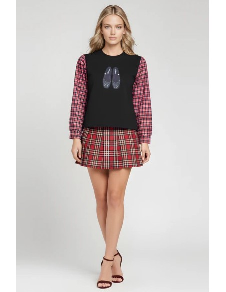 JERSEY SUDADERA CON BORDADO ZAPATILLAS Y MANGA DE CUADROS.