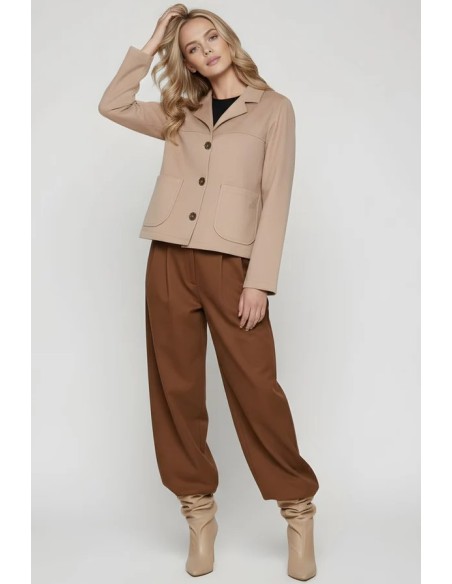 CHAQUETA CORTA ANTELINA CON AUTOMÁTICOS.