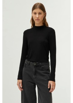 Top cuello mock negro.