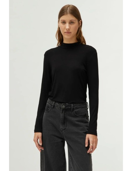 Top cuello mock negro.