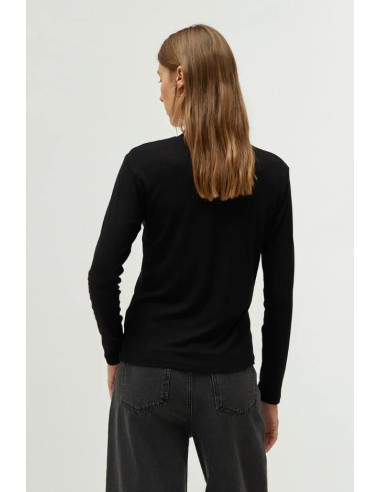 Top cuello mock negro.