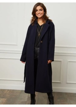 Abrigo de largo medio con un corte fluido y femenino y un cuello sastre estructurado.