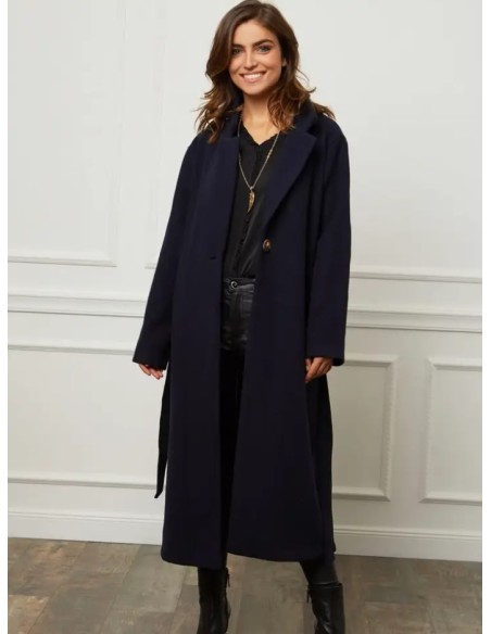 Abrigo de largo medio con un corte fluido y femenino y un cuello sastre estructurado.