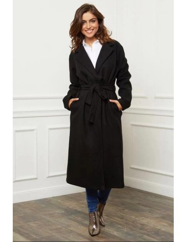 Abrigo de largo medio con un corte fluido y femenino y un cuello sastre estructurado.