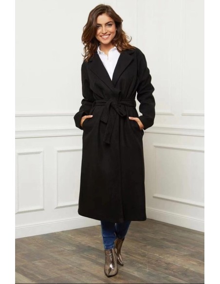 Abrigo de largo medio con un corte fluido y femenino y un cuello sastre estructurado.