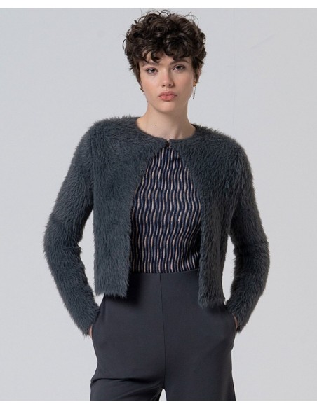 CHAQUETA CORTA CON EFECTO PELO.