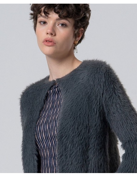 CHAQUETA CORTA CON EFECTO PELO.