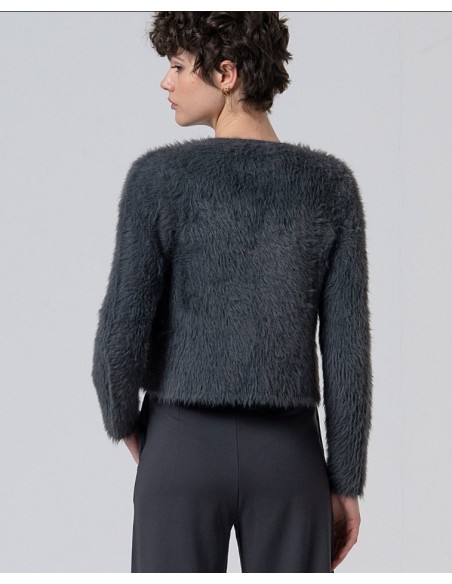 CHAQUETA CORTA CON EFECTO PELO.