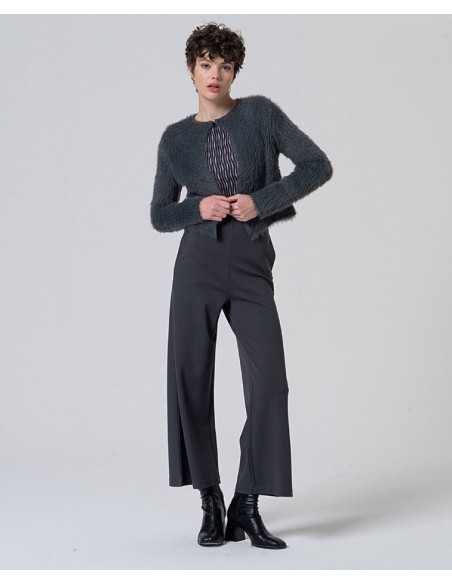 CHAQUETA CORTA CON EFECTO PELO.