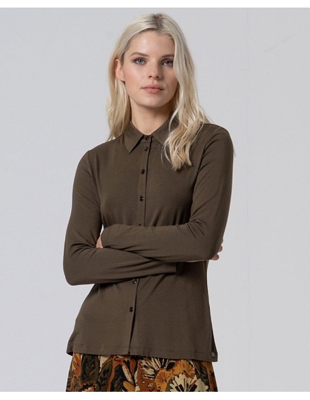 CAMISA ELÁSTICA Y SUAVE DE BAMBÚ.