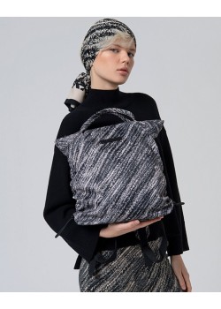 MOCHILA DE NYLON FRUNCIDA CON CREMALLERA.