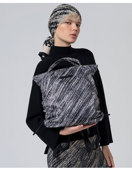 MOCHILA DE NYLON FRUNCIDA CON CREMALLERA.