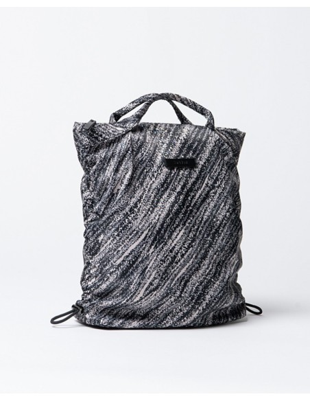 MOCHILA DE NYLON FRUNCIDA CON CREMALLERA.