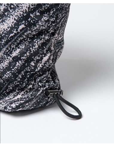 MOCHILA DE NYLON FRUNCIDA CON CREMALLERA.