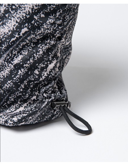 MOCHILA DE NYLON FRUNCIDA CON CREMALLERA.