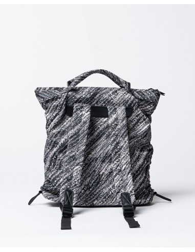 MOCHILA DE NYLON FRUNCIDA CON CREMALLERA.