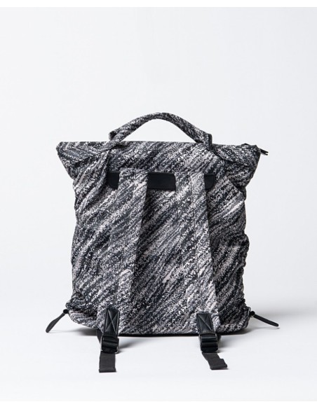 MOCHILA DE NYLON FRUNCIDA CON CREMALLERA.