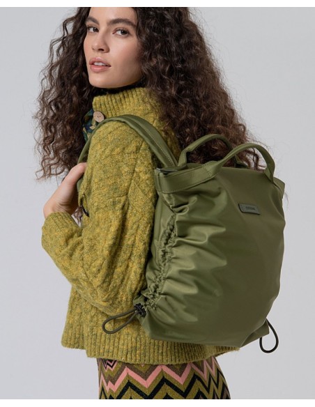 MOCHILA DE NYLON FRUNCIDA CON CREMALLERA.