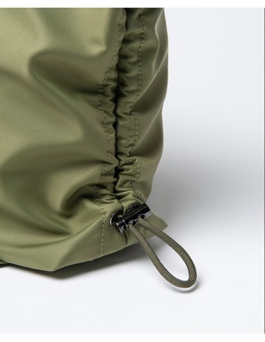 MOCHILA DE NYLON FRUNCIDA CON CREMALLERA.