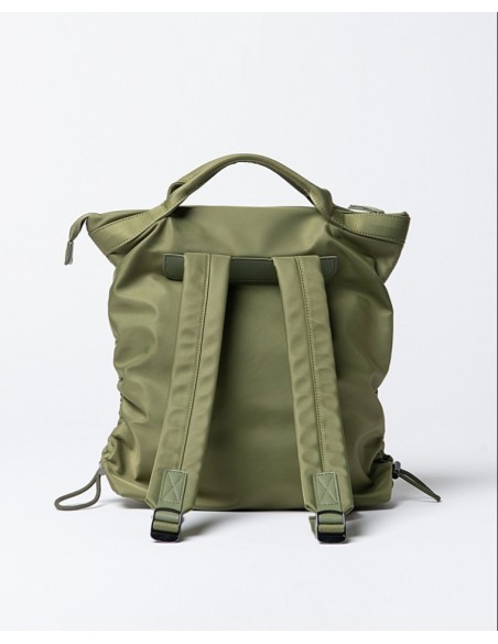 MOCHILA DE NYLON FRUNCIDA CON CREMALLERA.