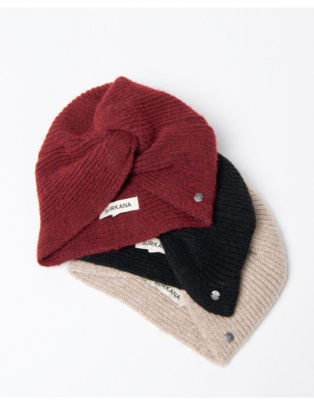 TURBANTE TRICOTADO CON EFECTO NUDO.