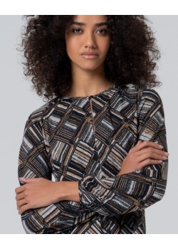 CAMISETA GEOMÉTRICA CON ESCOTE LÁGRIMA.