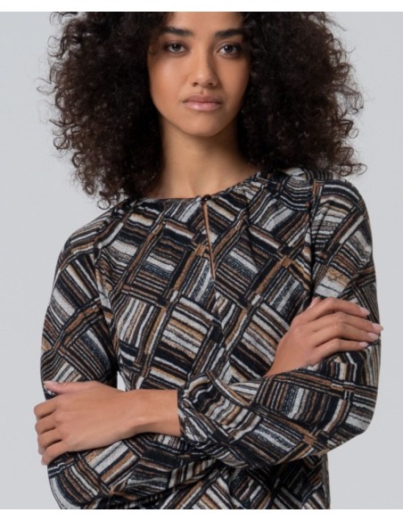 CAMISETA GEOMÉTRICA CON ESCOTE LÁGRIMA.