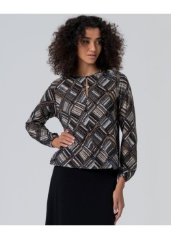 CAMISETA GEOMÉTRICA CON ESCOTE LÁGRIMA. 2