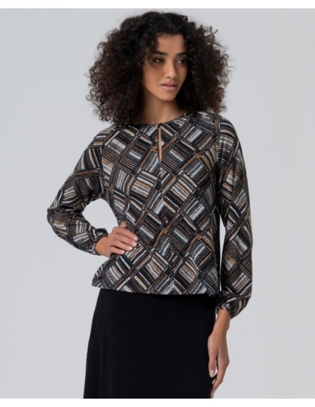 CAMISETA GEOMÉTRICA CON ESCOTE LÁGRIMA.