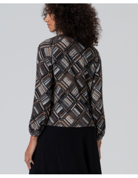 CAMISETA GEOMÉTRICA CON ESCOTE LÁGRIMA.