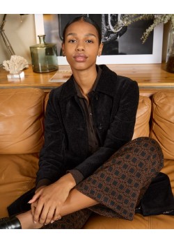 Abrigo recto con forro estampado. Negro