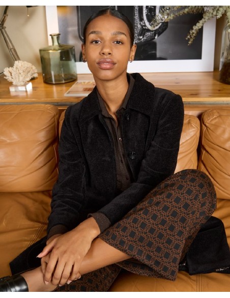 Abrigo recto con forro estampado. Negro