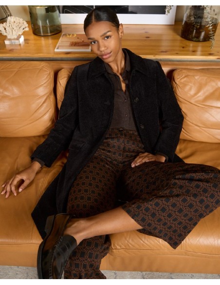 Abrigo recto con forro estampado. Negro