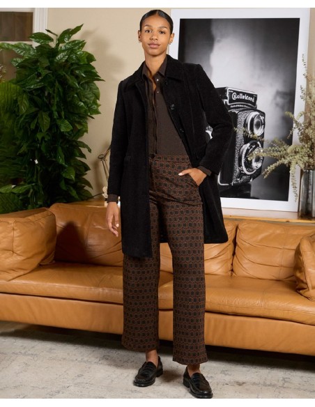 Abrigo recto con forro estampado. Negro