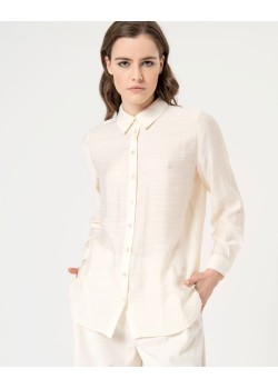 Camisa  estructura con bajo redondeado lisa.Crudo.