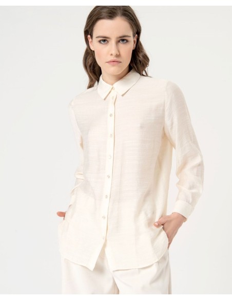 Camisa  estructura con bajo redondeado lisa.Crudo.